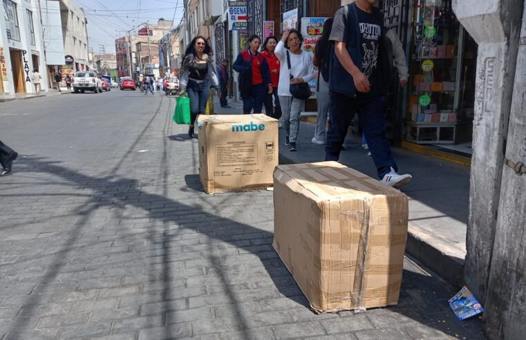 Comerciantes formales colocan cajas y letreros para disuadir a ambulantes y conductores inescrupulosos