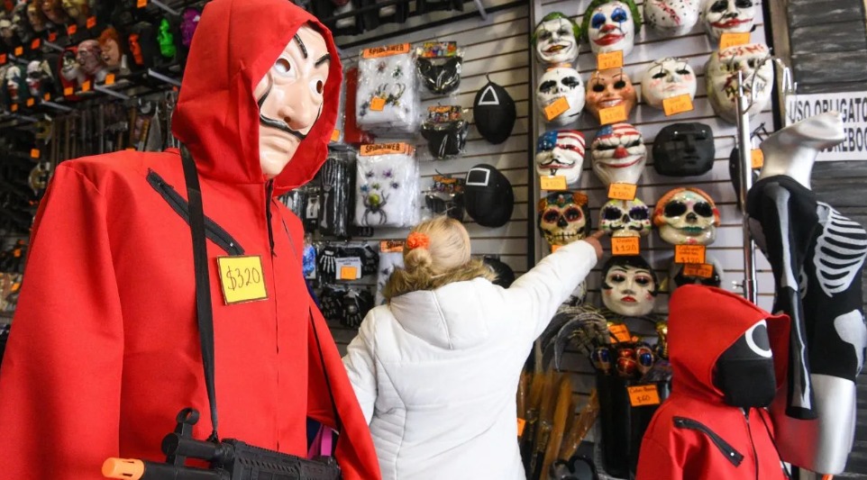 Advierten presencia de plomo en máscaras de Halloween