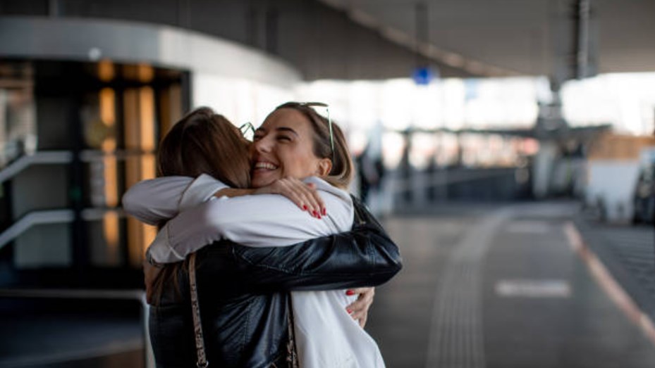 En aeropuerto de Nueva Zelanda limitan abrazos de despedida