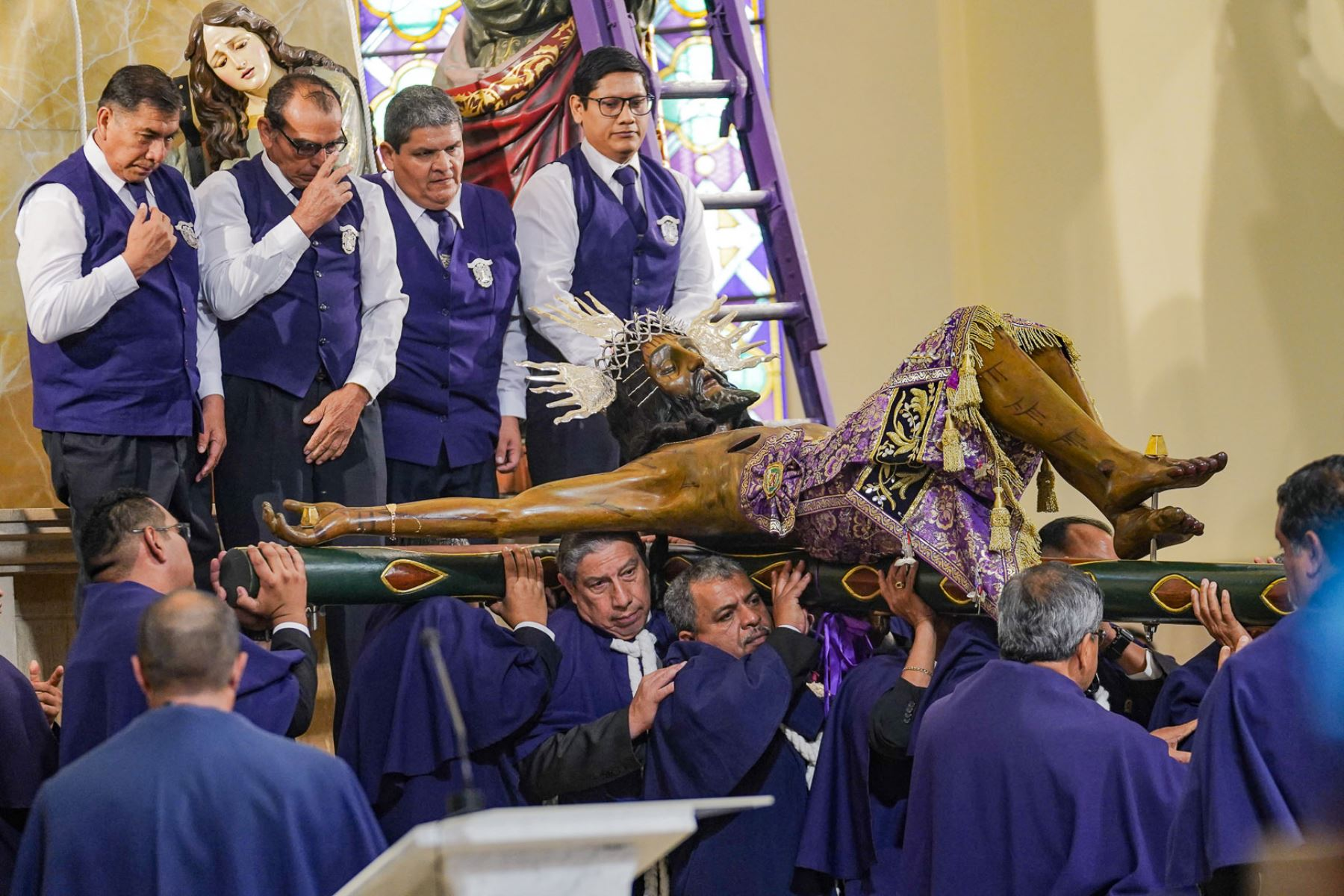 Lee más sobre el artículo Feligreses abarrotan el santuario para venerar al Señor de Luren