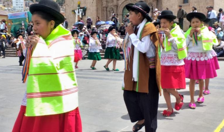 Estudiantes celebran aniversario escolar con concurso de sikuris y pinkilladas