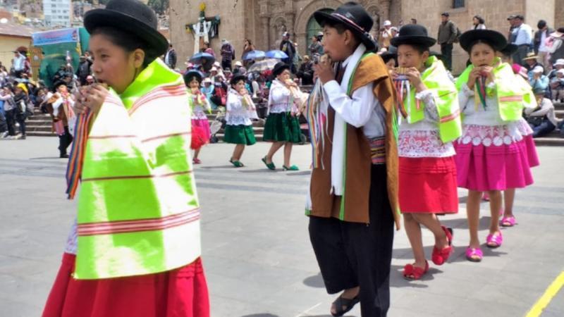 Estudiantes celebran aniversario escolar con concurso de sikuris y pinkilladas