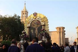 Mes de octubre inicia con el recorrido del señor de los Milagros por la calles de Arequipa