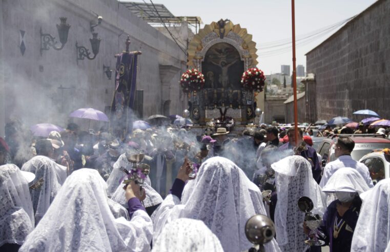 “Avancen hermanos, que el Señor de los Milagros derrama bendiciones”