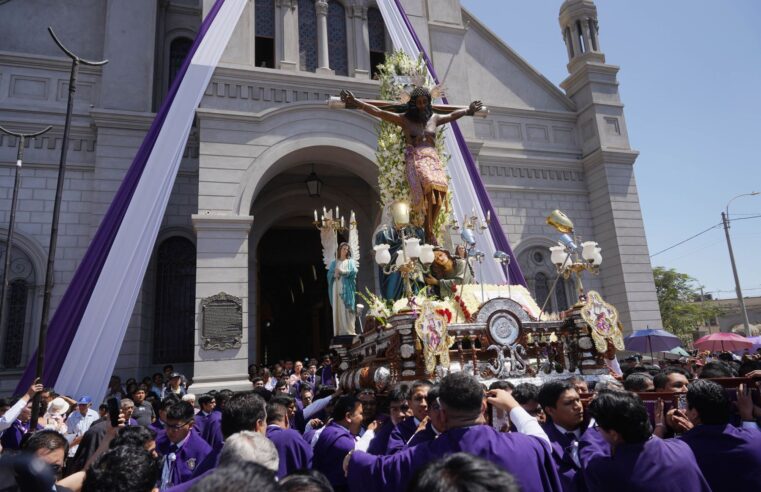 Expresan profunda fe ante imagen del Señor de Luren en procesión