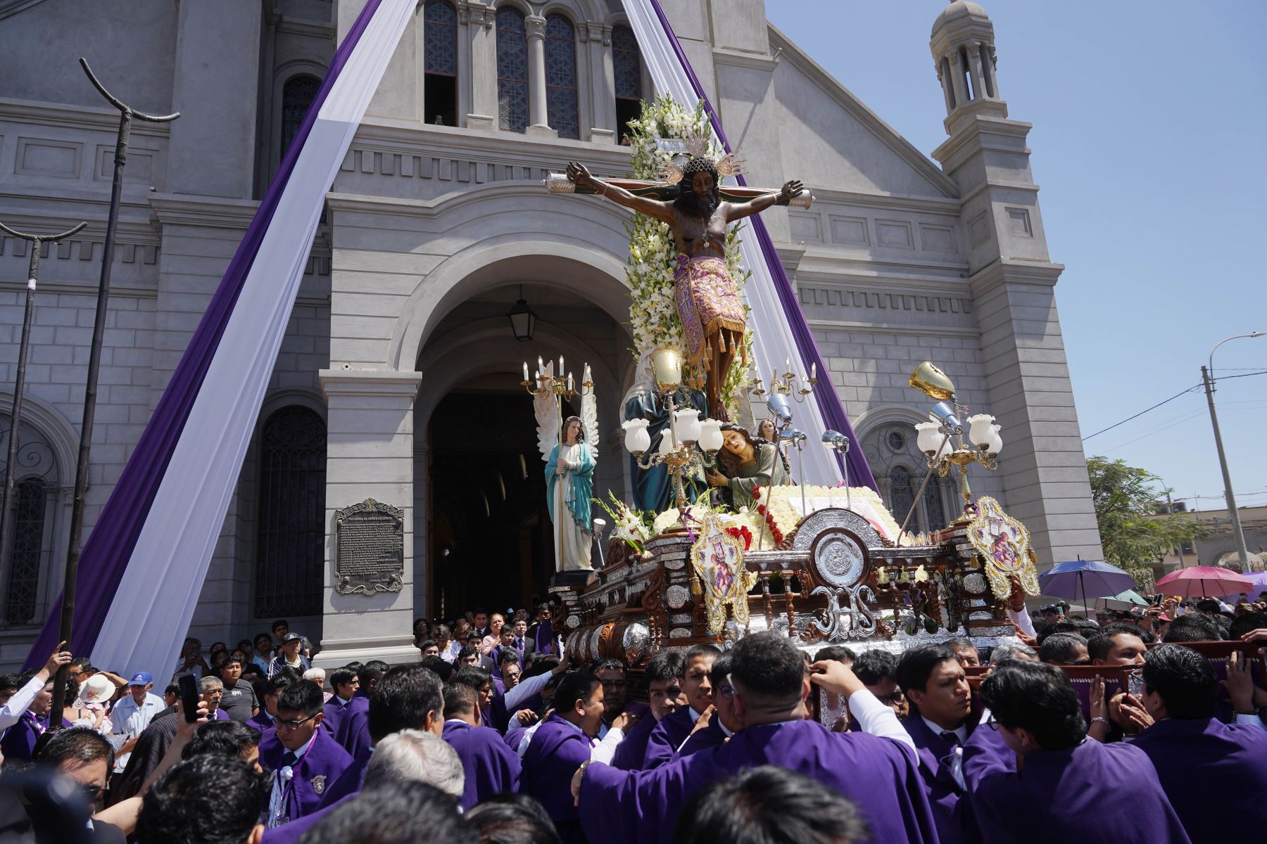 Lee más sobre el artículo Expresan profunda fe ante imagen del Señor de Luren en procesión