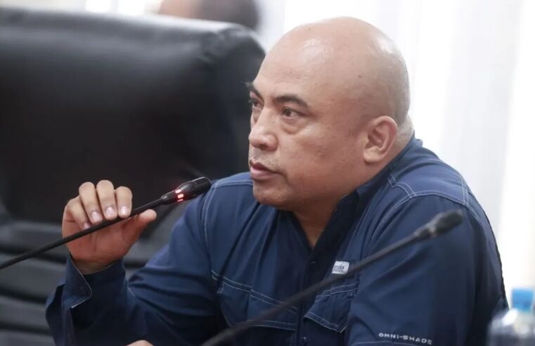 Shimabukuro responde a Boluarte y ratifica que Hurtado le obsequió un traje