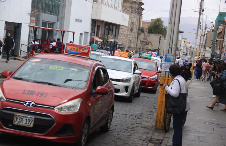 Al menos 7 mil taxis sin autorización circulan en las calles 