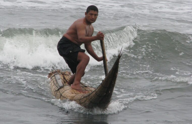 Caballitos de totora: BBC destaca el milenario método para surfear