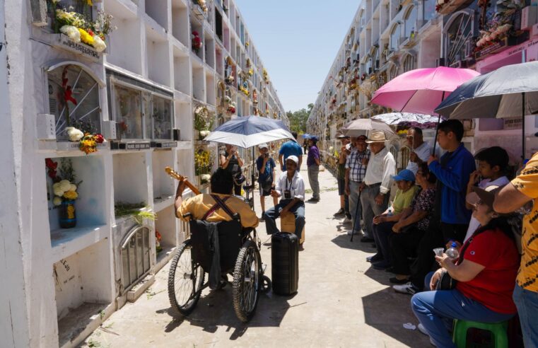 Todos los Santos: cientos acudieron a cementerios para honrar a familiares