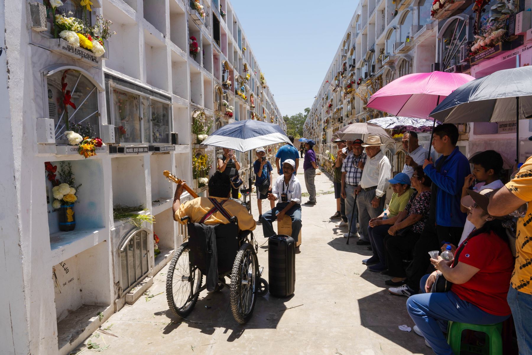 Lee más sobre el artículo Todos los Santos: cientos acudieron a cementerios para honrar a familiares