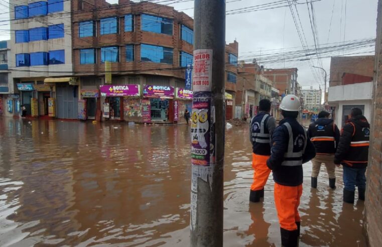 Lluvia intensa de cuatro horas inunda calles de la ciudad de Juliaca