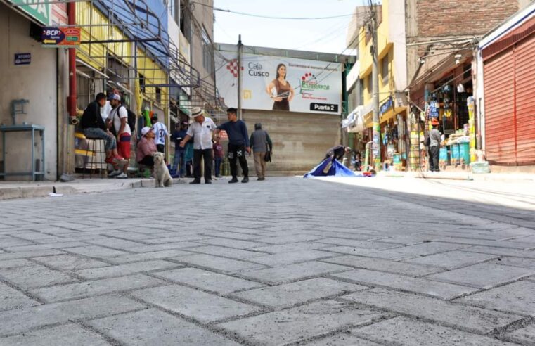 Entregan la primera calle adoquinada en Avelino Cáceres