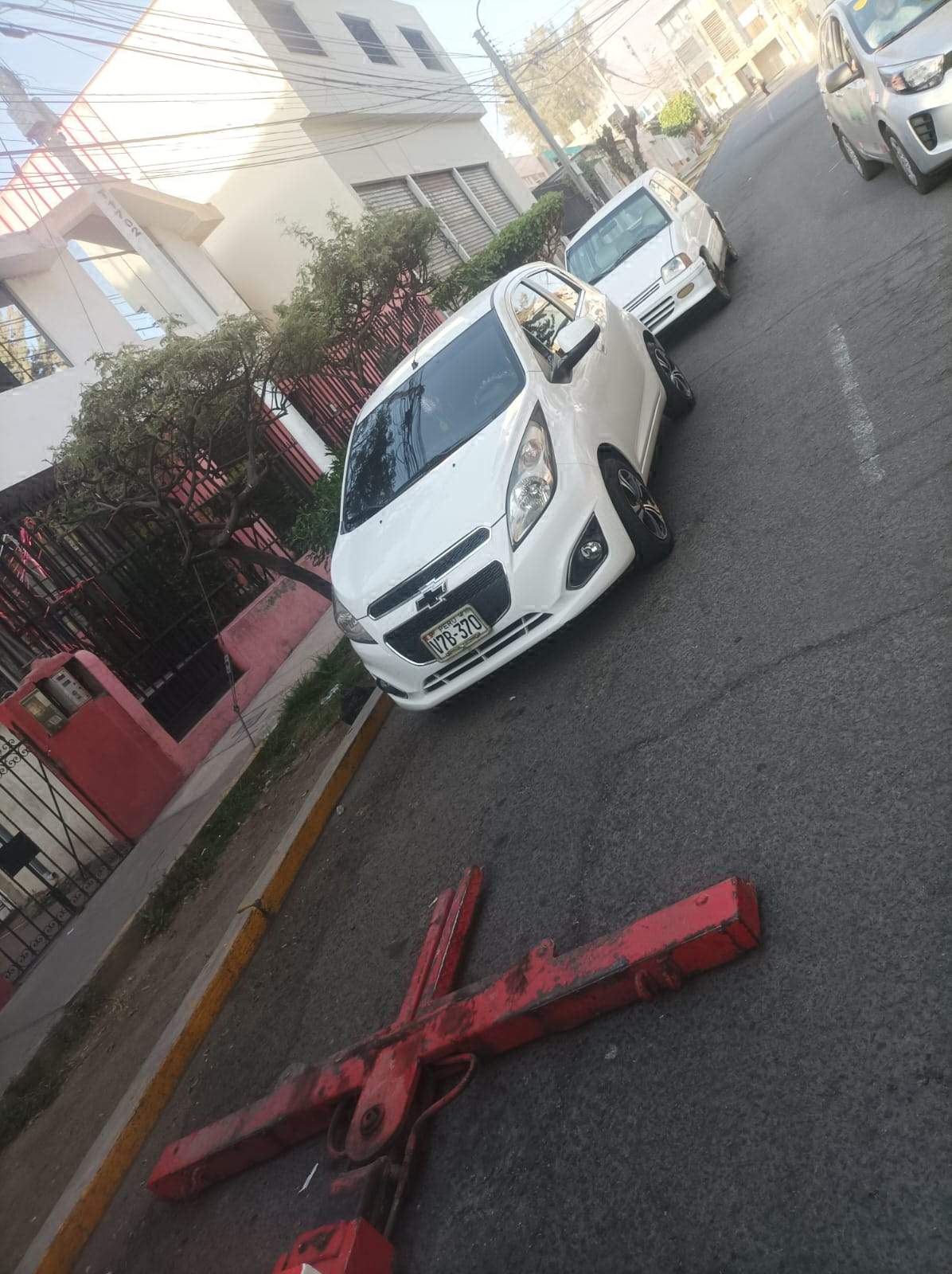 Llevan al depósito 9 autos y 8 motos estacionados en zonas rígidas