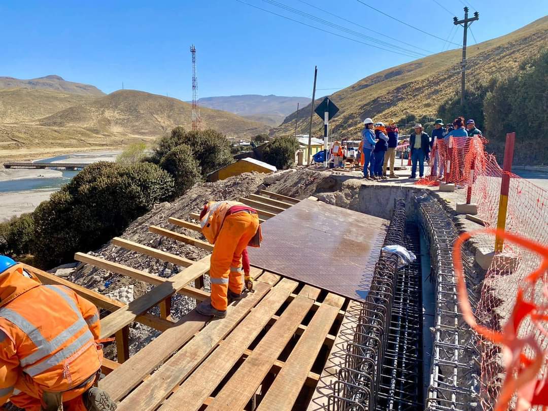 Alertan sobre retrasos críticos en pavimentado de vías en Callali