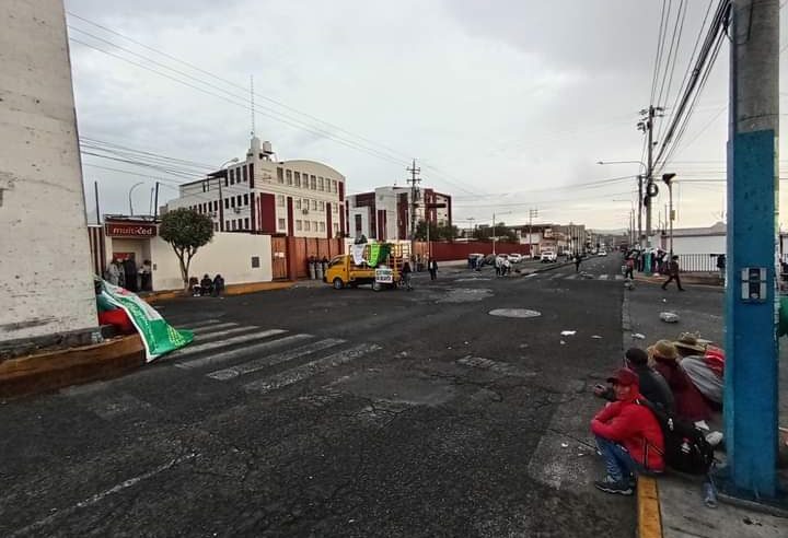 Pobladores de La Unión llevan esperando más de 7 horas a Rohel Sánchez