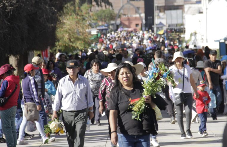 Arequipeños visitan a sus difuntos con ofrendas y música