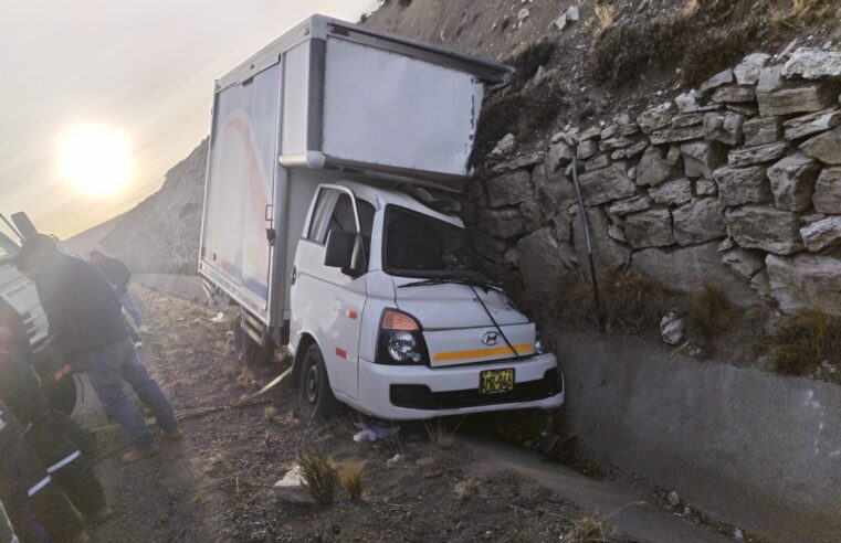 Hombre salva de morir tras chocar su camión en Caylloma