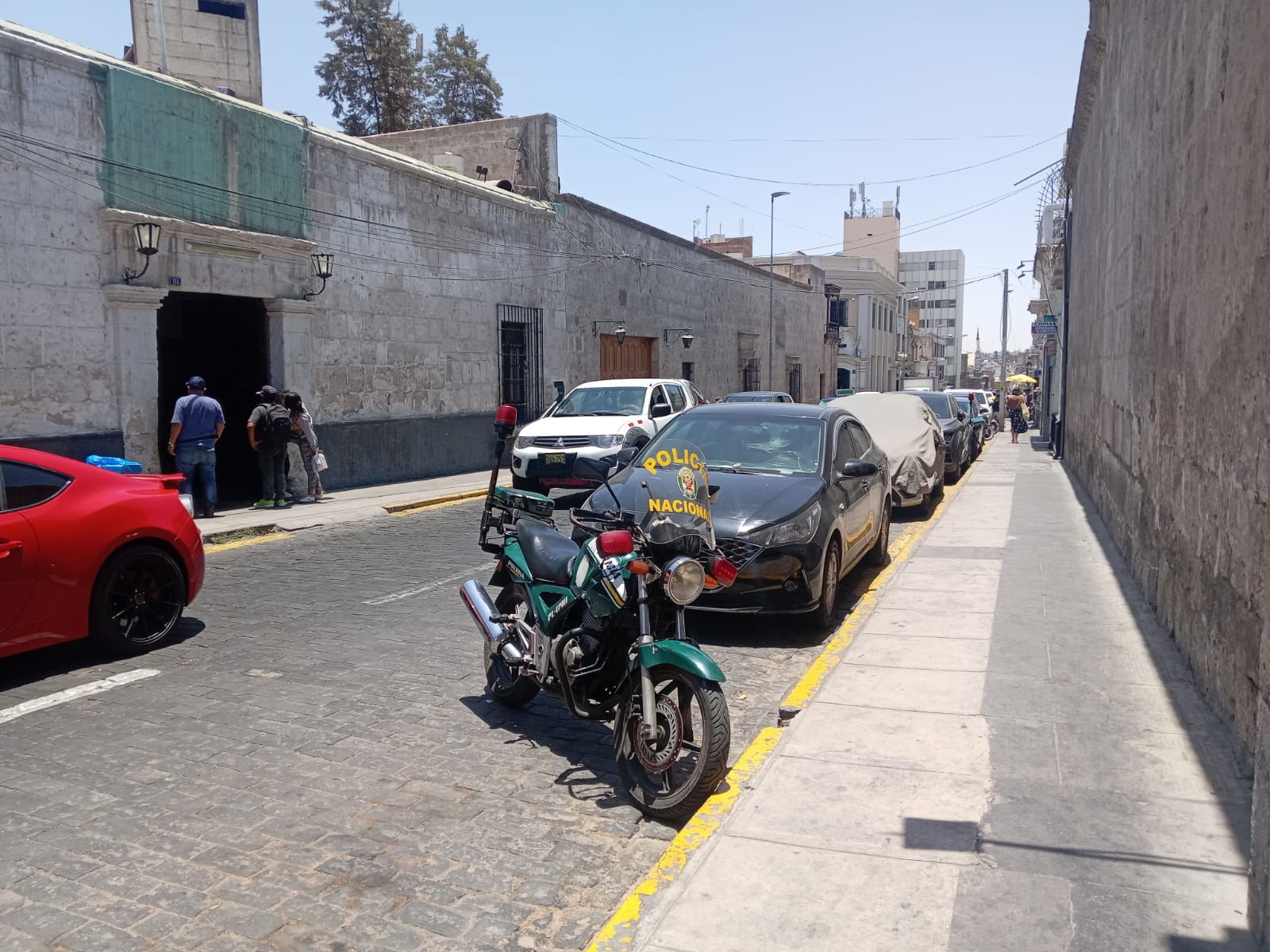 Vehículos policiales siguen entorpeciendo el tránsito en Palacio Viejo