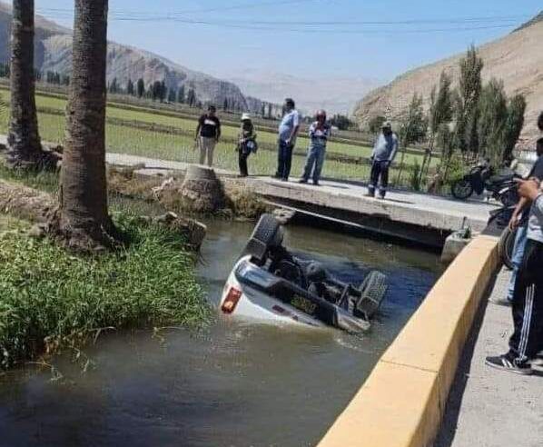 Camioneta cae a canal de regadío en Uraca-Corire