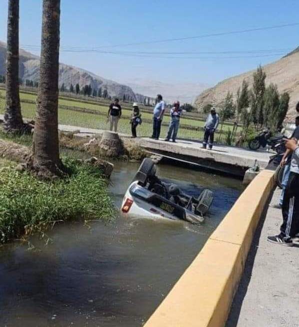 Camioneta cae a canal de regadío en Uraca-Corire