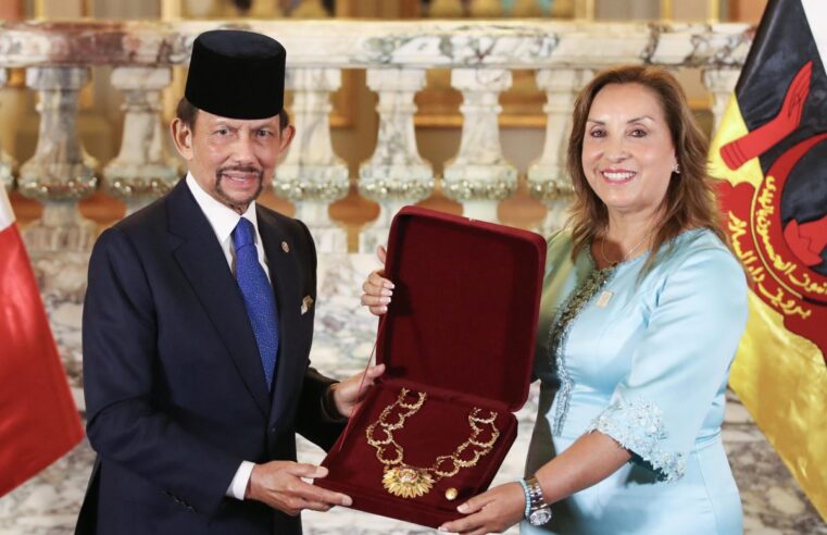 Sultán de Brunei, Hassanal Bolkiah, fue condecorado con la Orden El Sol