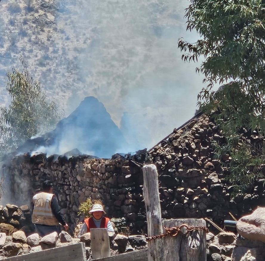 Familia lo pierde todo al incendiarse su vivienda en Chilcaymarca