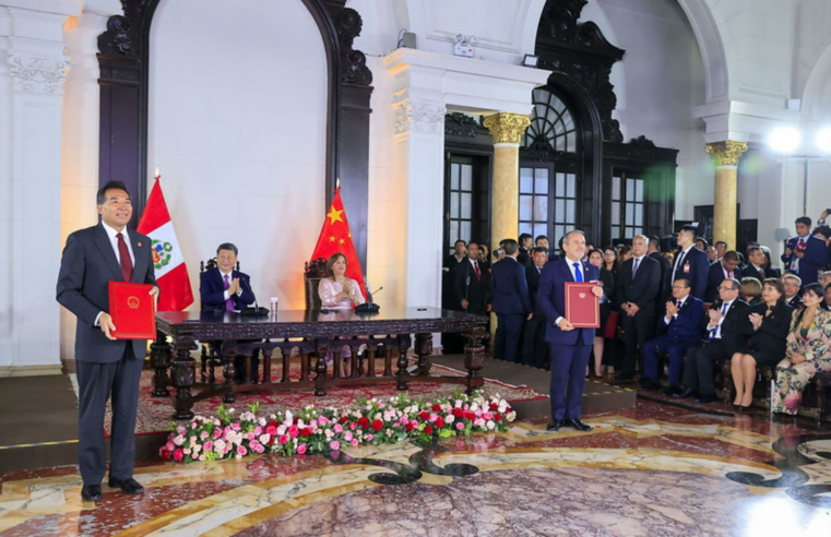 Xi Jinping es recibido con honores por  Boluarte en Palacio de Gobierno