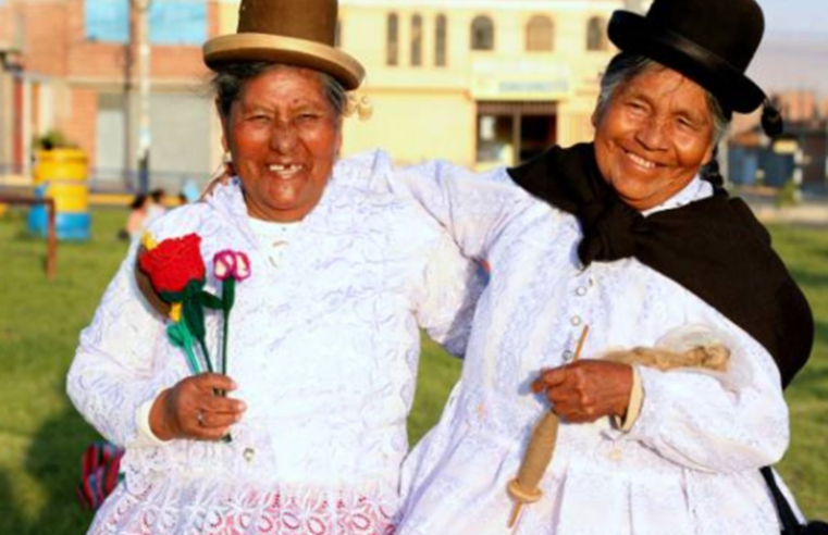 Pensión 65: Sabina Llanque y Viviana Mamani, tejedoras de flores