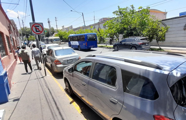 Vías del Cercado convertidas en playas de estacionamiento