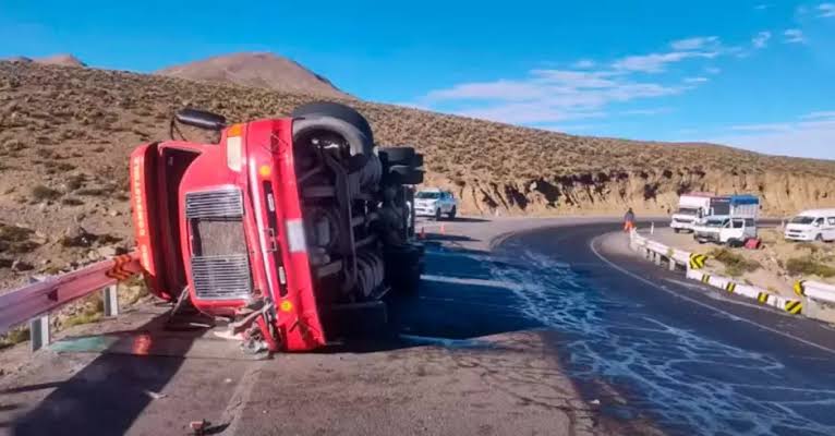 Camión boliviano derrama petróleo y genera crisis ambiental en Moquegua