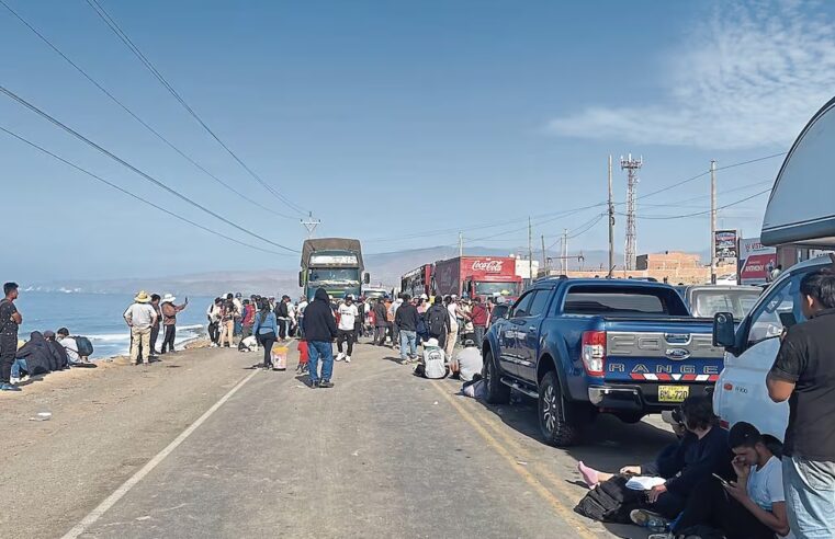 Mineros informales mantienen bloqueo de Panamericana Sur en Arequipa