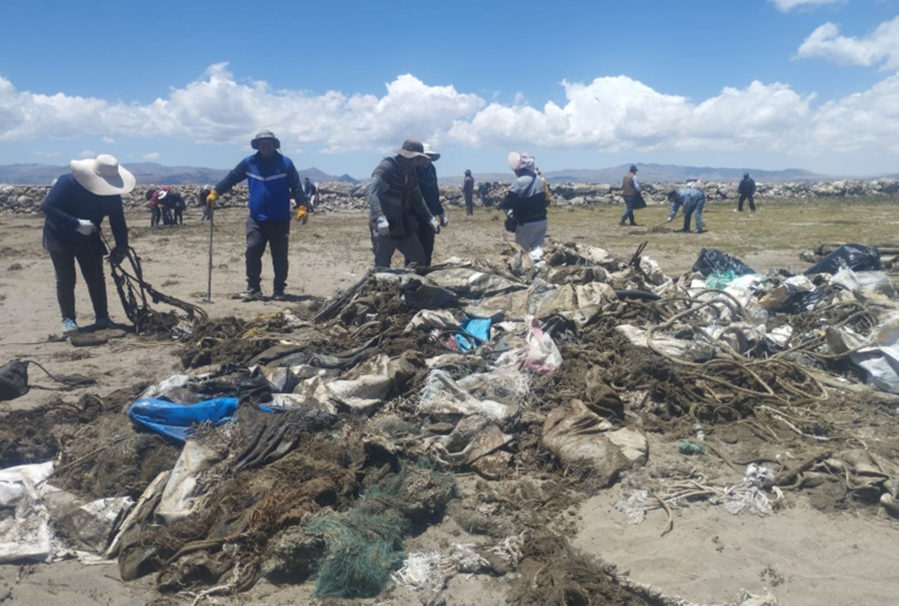 Limpian de pasivos ambientales acuícolas en 7 kilómetros de Pilcuyo