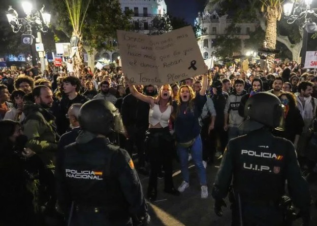 España: Multitud protesta en Valencia contra la gestión de las inundaciones