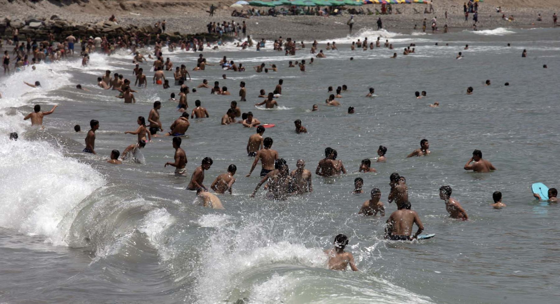 Inician análisis de agua de playas para garantizar verano saludable 2025