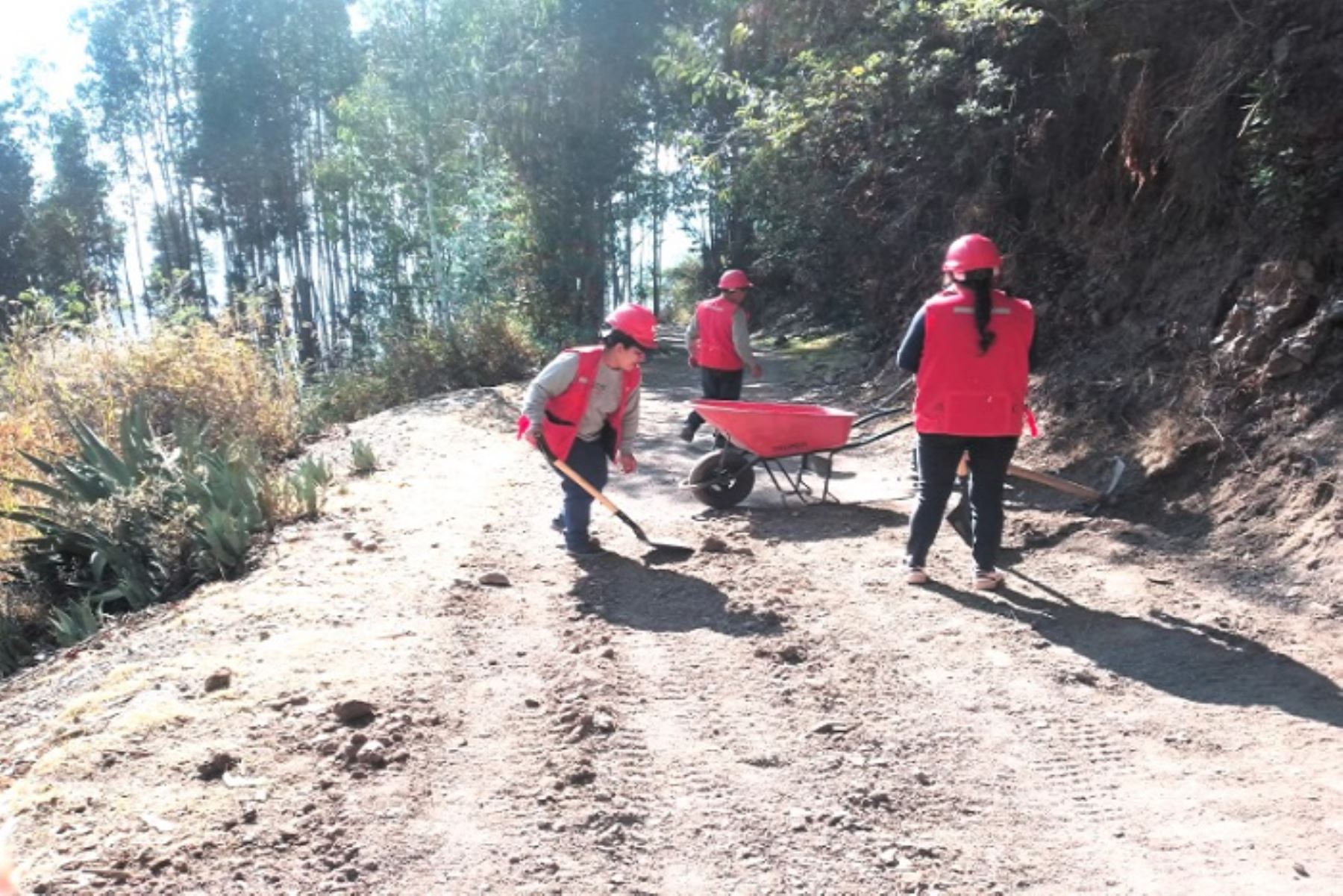 Más de 1,300 km de caminos rurales fueron rehabilitados en 27 distritos