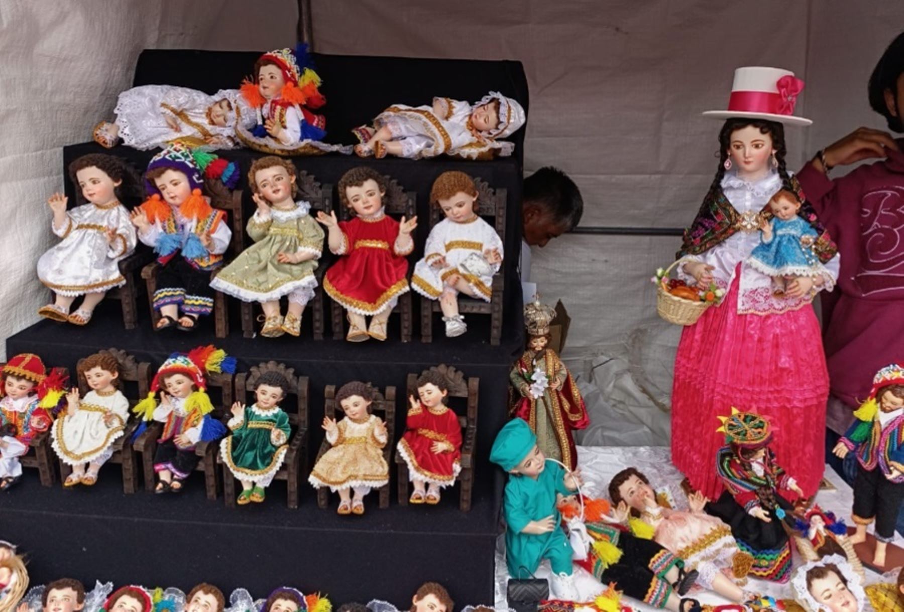 Más de 1200 artesanos exponen en tradicional feria Santurantikuy