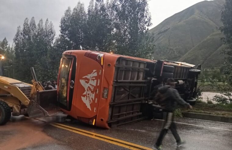 Dos fallecidos y 17 heridos deja vuelco de bus interprovincial