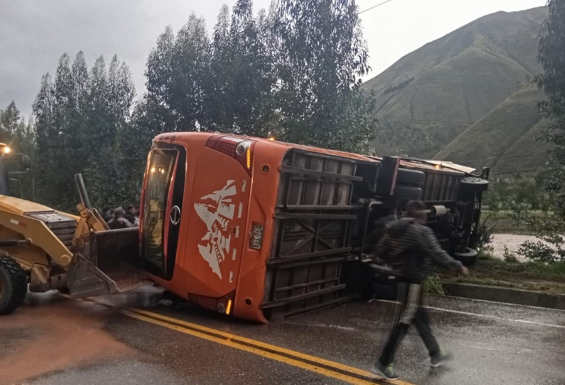 Dos fallecidos y 17 heridos deja vuelco de bus interprovincial