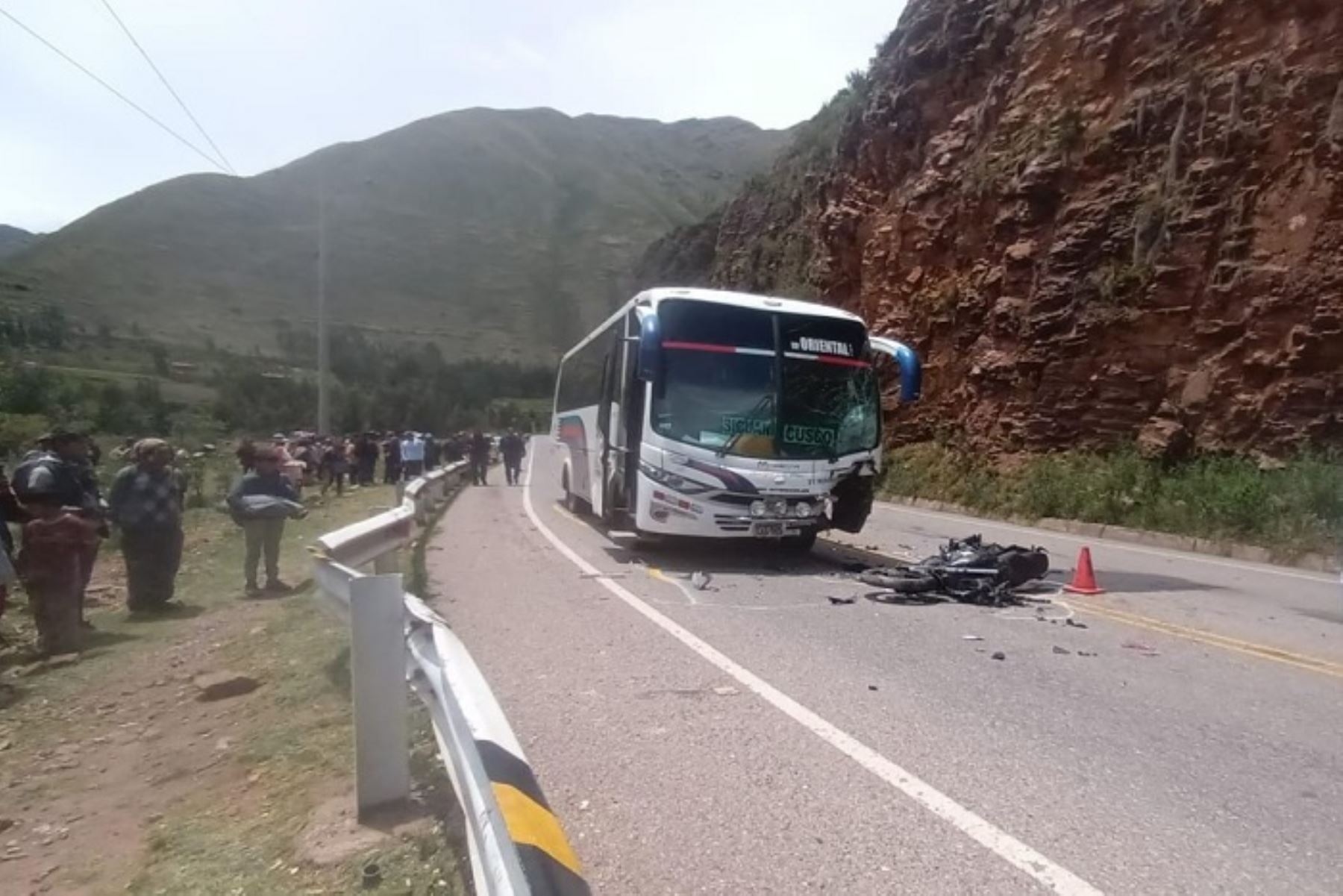 Choque de motocicleta con bus en la vía Cusco-Sicuani deja dos fallecidos