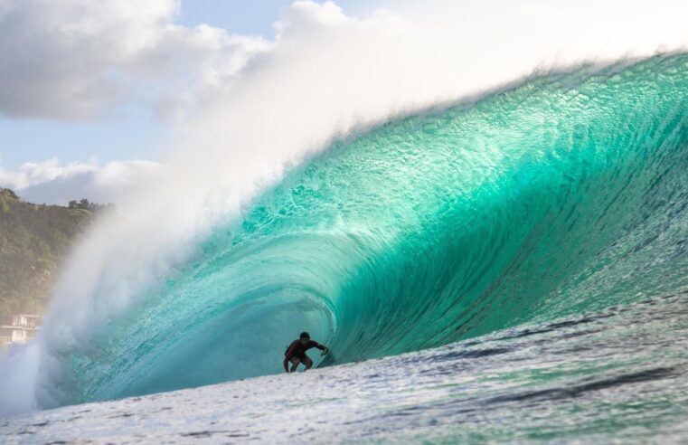 Seis surfistas peruanos en la ola más peligrosa del mundo