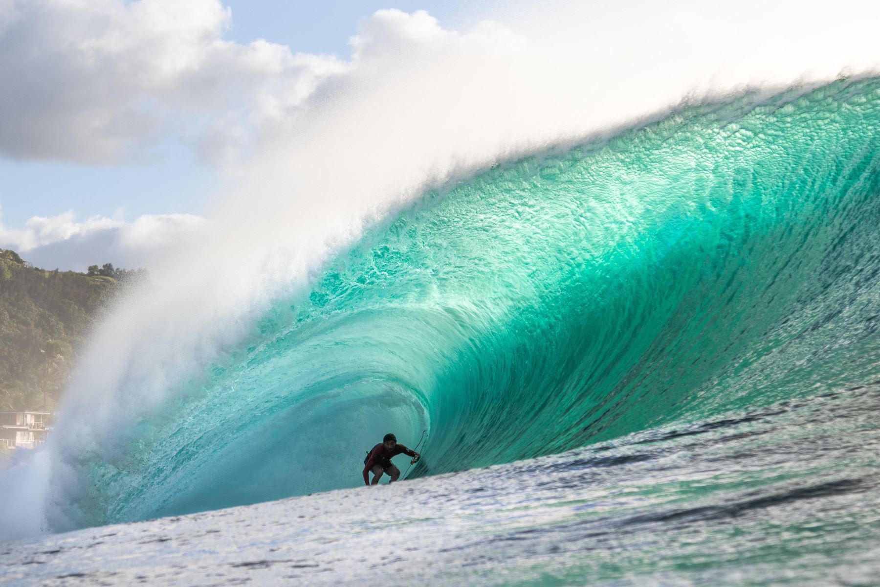 Seis surfistas peruanos en la ola más peligrosa del mundo