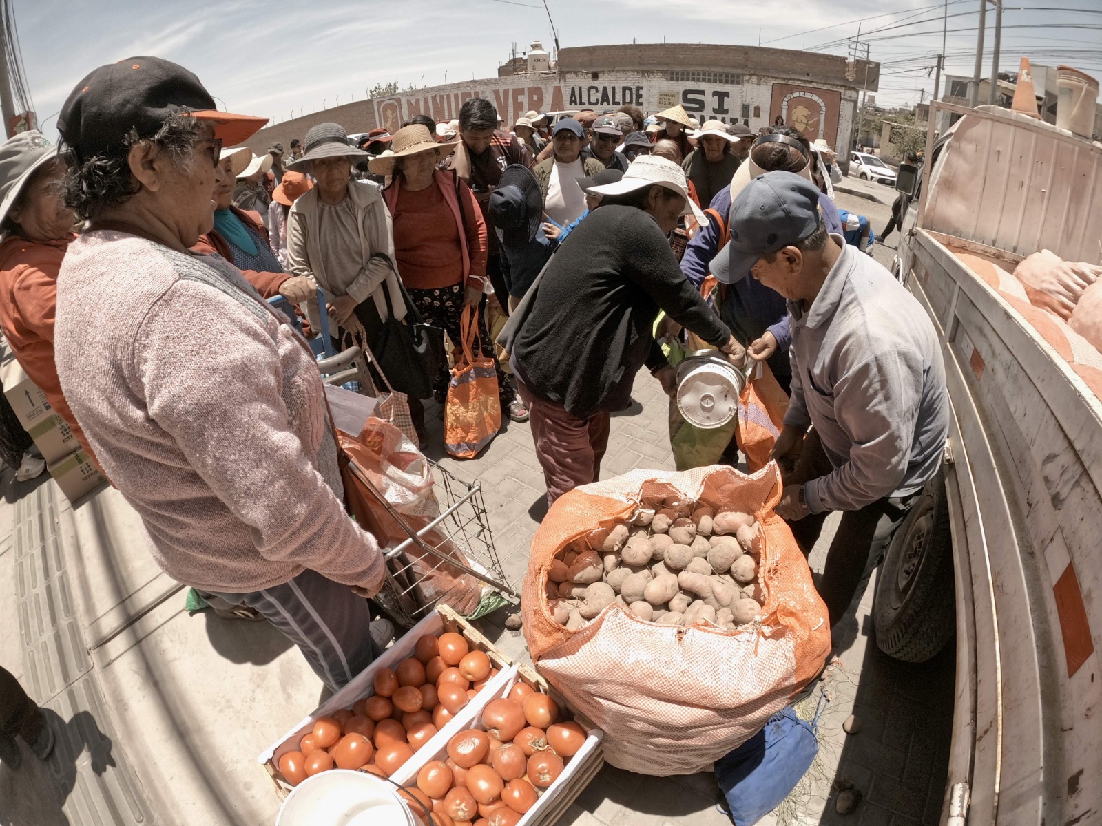 Entregan alimentos, canastas y juguetes a madres, ancianos y niños