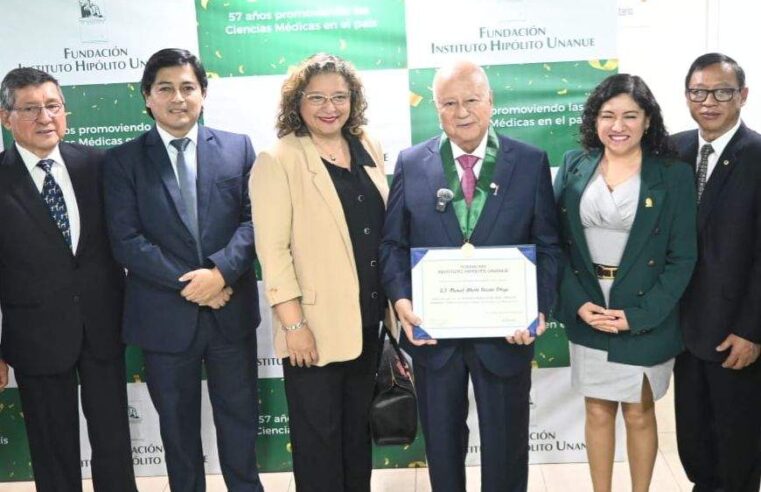 Rector de la UCSM recibió la «Medalla de Oro Hipólito Unanue 2024»