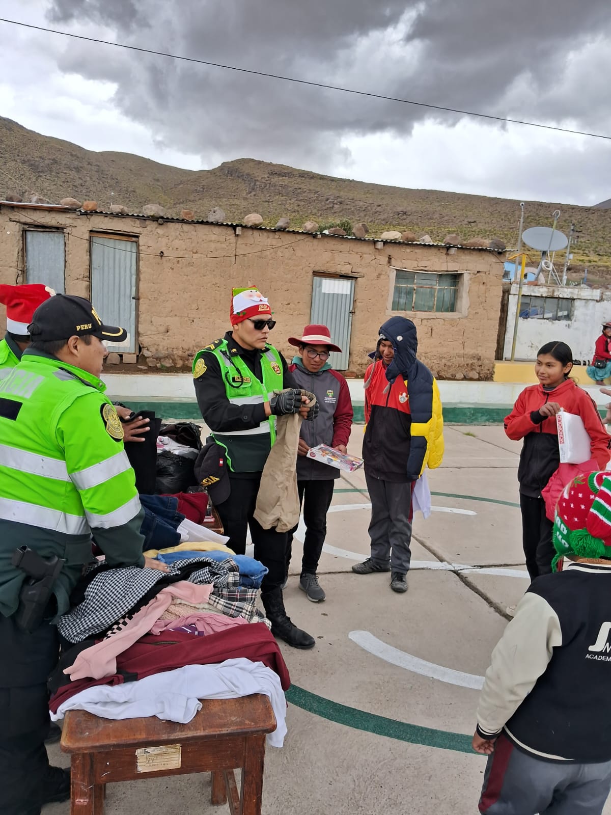 Efectivos de la comisaría de San Juan de Tarucani realizaron agasajo navideño