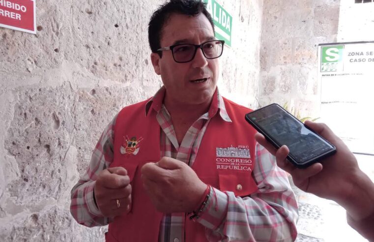 Congresista Edwin Martínez pierde los papeles contra periodista