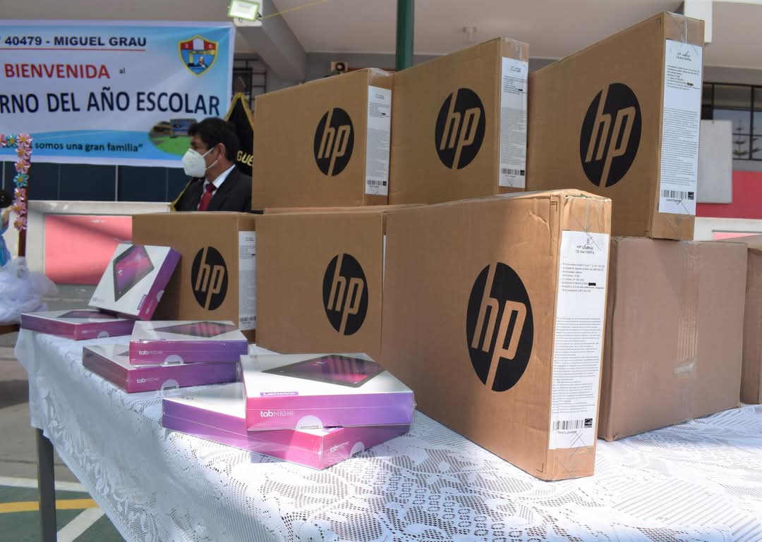 Apafas denuncian incumplimiento del GRA en entrega de laptops para colegios