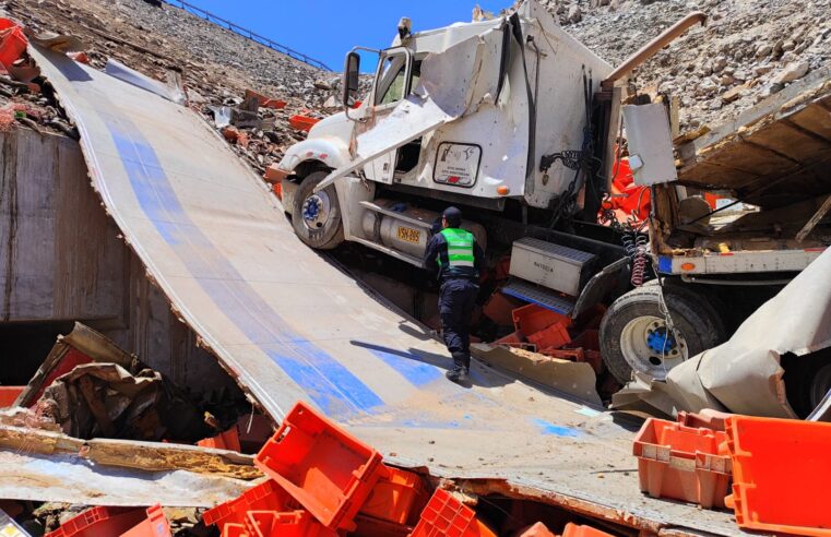 Camión cae a precipicio y conductor resulta herido en Arequipa