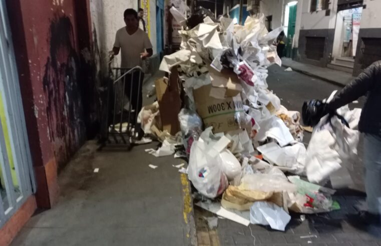 Comerciantes culpan a municipio por calles históricas llenas de basura