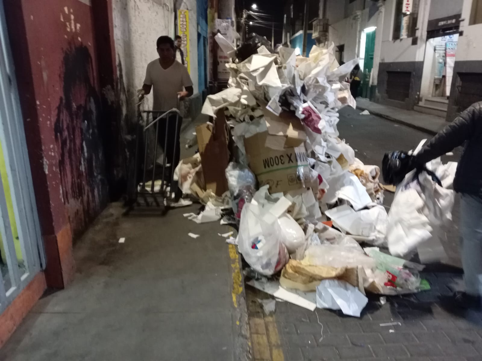 Comerciantes culpan a municipio por calles históricas llenas de basura